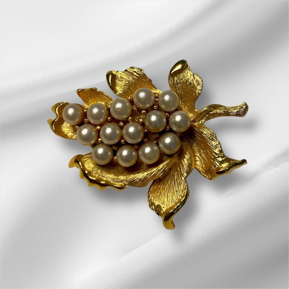 Vintage Brooch Gold Leaf Cradling 14 Luminescent Pearls, Stunning classic